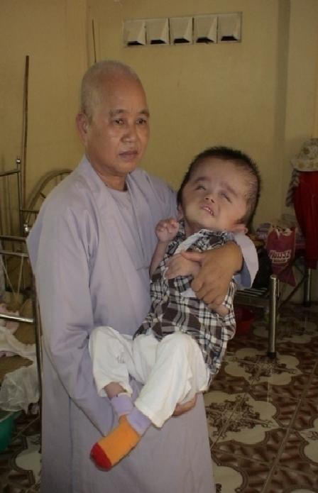 Những đứa trẻ nằm bất động tố cáo lối sống "thoáng" của các cặp đôi sinh viên